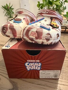 CROCS Kids Classic Clog in White and Brown Tie-Dye with Cocoa Puffs Charms
